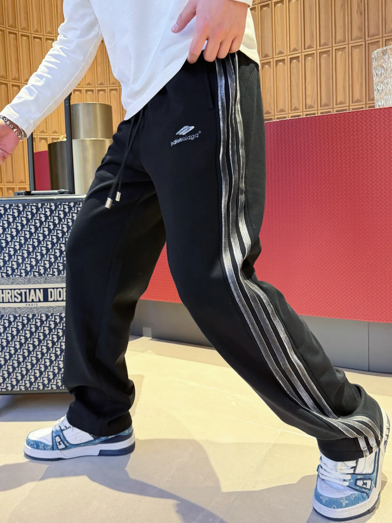 Balenciaga 🆕2026 Autumn and Winter New Arrival trousers and casual pants🎁 are on sale simultaneously on the official website. Brand Classic LOGO casual pants, customized fabrics, excellent comfort and strong touch. Highly recognisable, perfect appearance and craftsmanship. Size:M-3XL